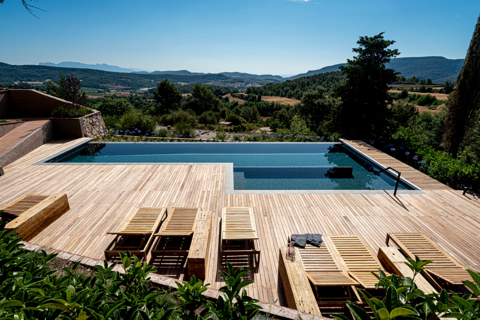Barcelona — Infinity Pool mit Bergblick
