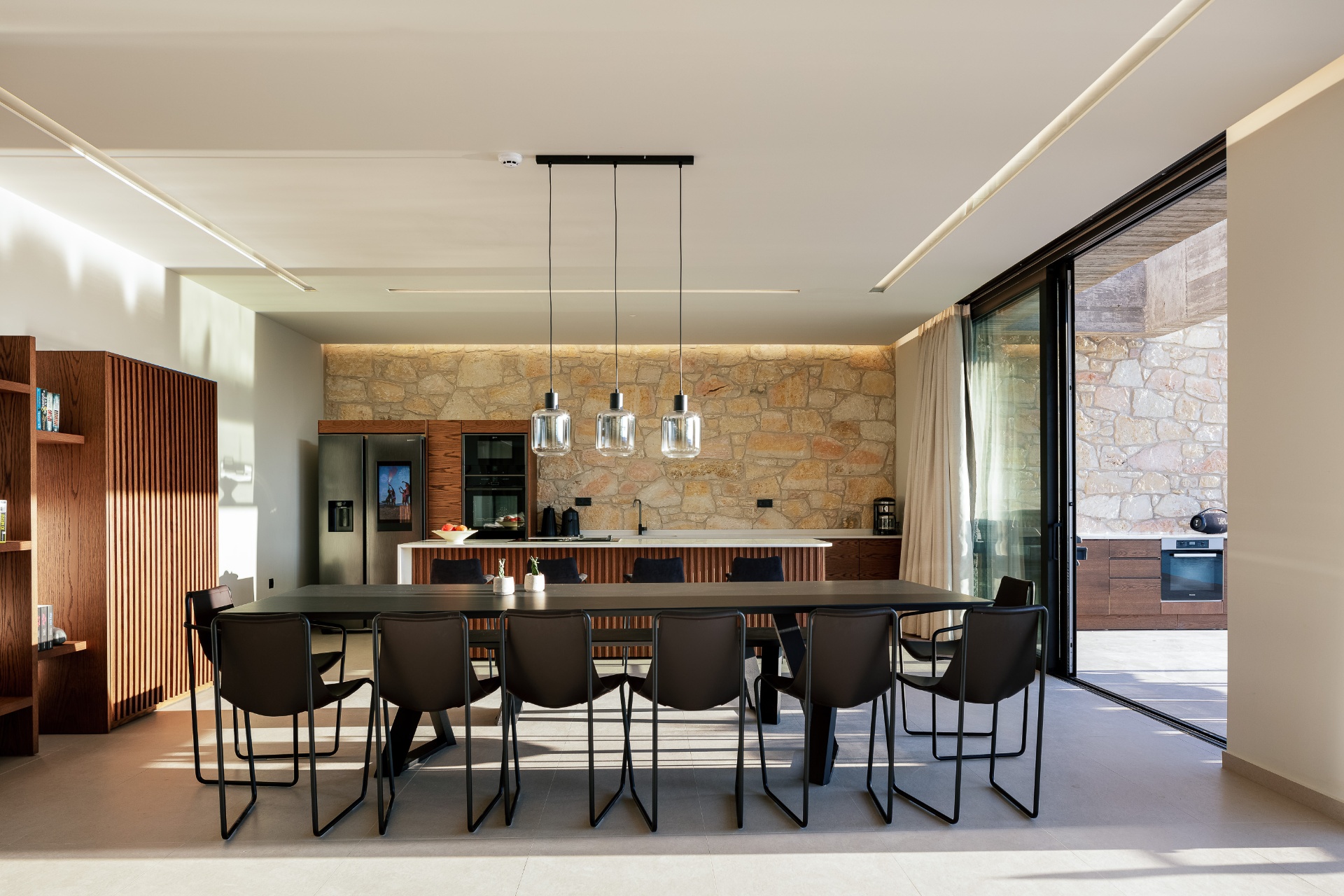 Kreta — Esszimmer mit Steinwand & Designer-Tisch