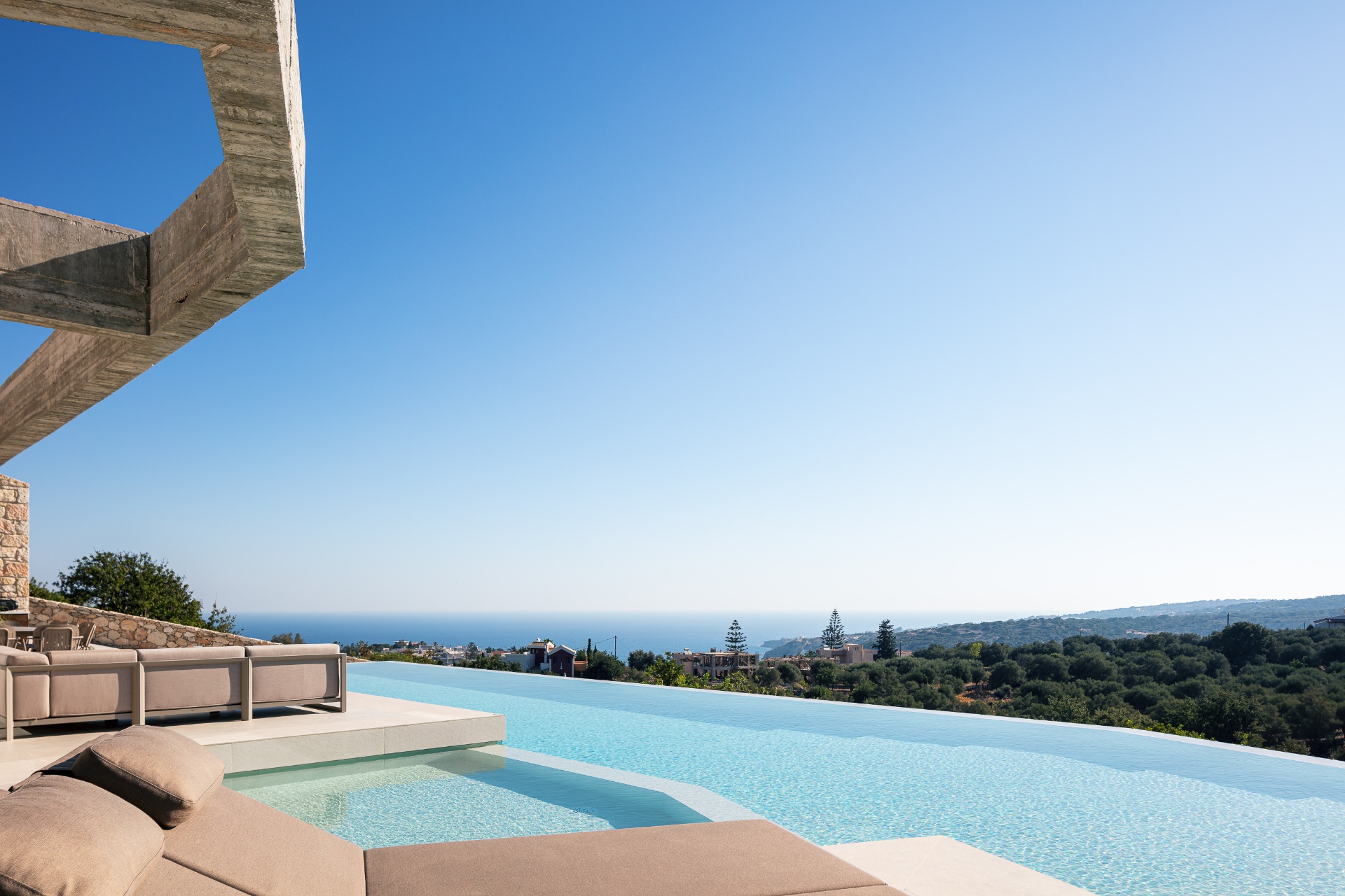 Kreta — Infinity Pool mit Meerblick
