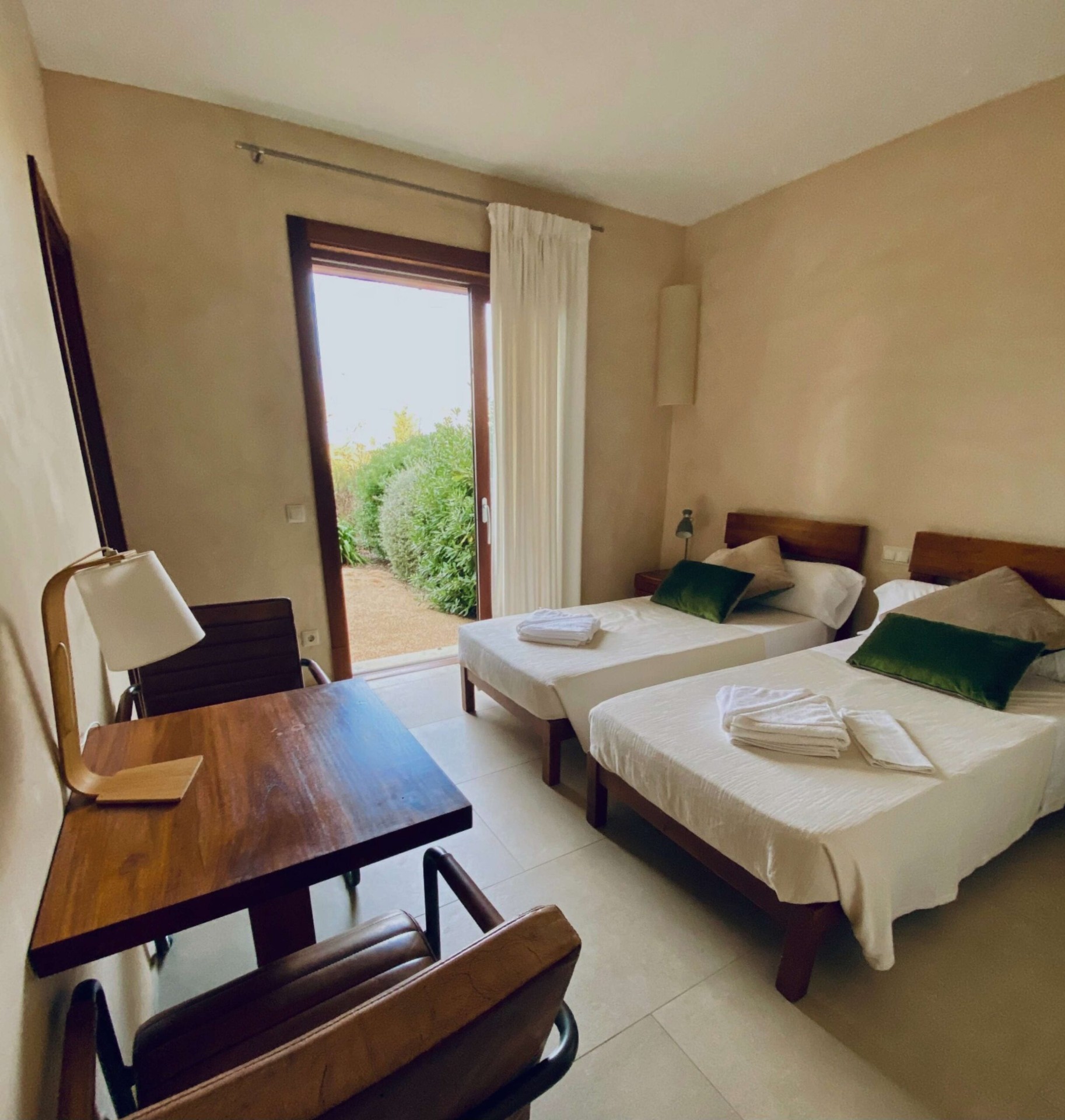 Mallorca — Schlafzimmer mit Gartenzugang