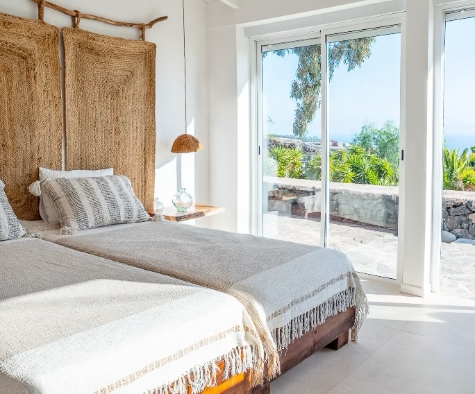 Teneriffa — Lichtdurchflutetes Schlafzimmer mit Meerblick