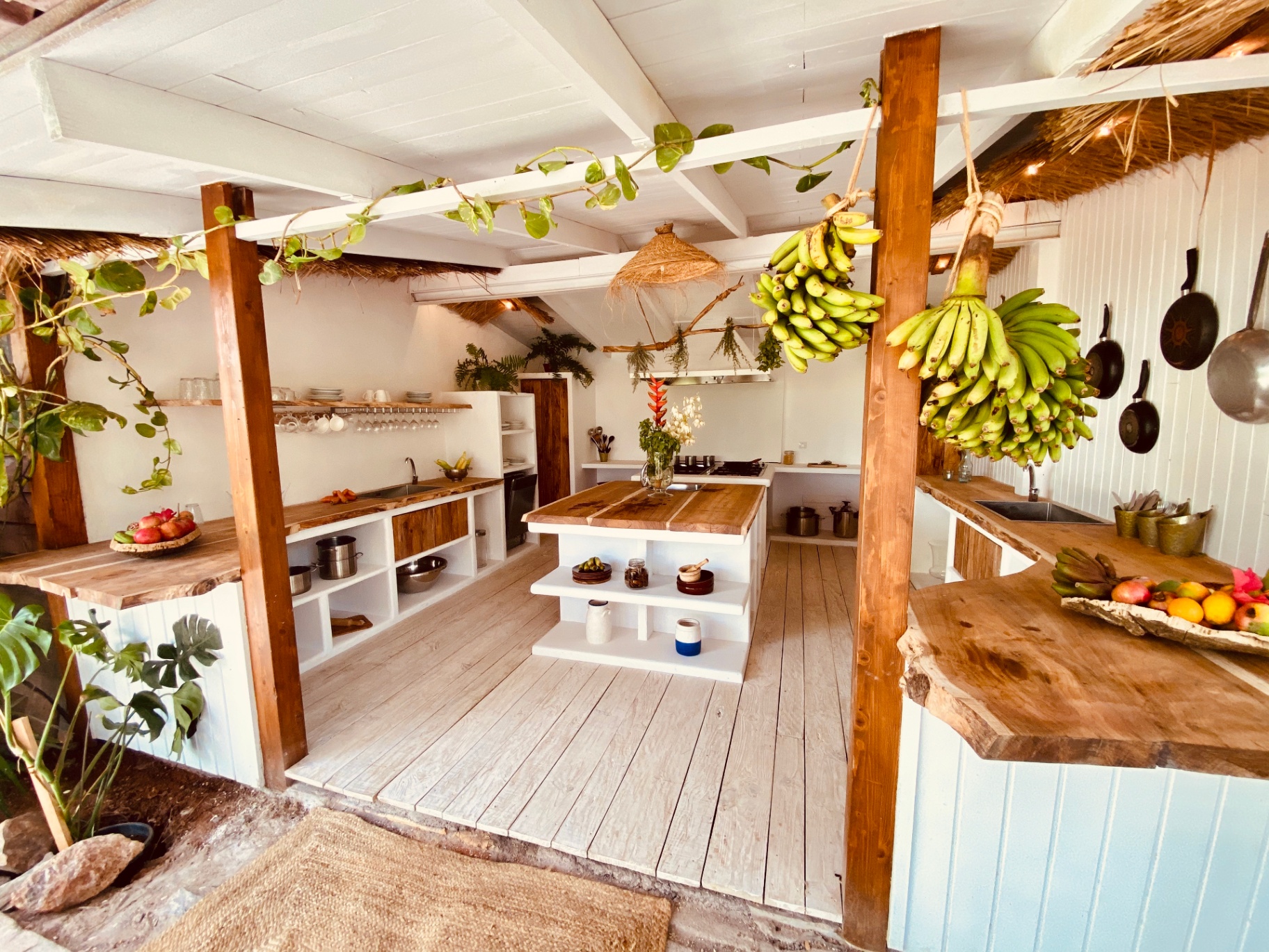 Teneriffa — Offene Küche mit tropischem Garten